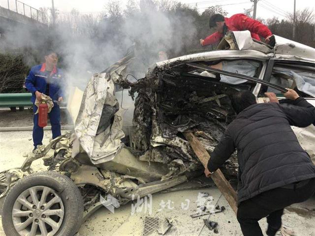 武荆高速两车相撞起火致5伤 6名加油员将火扑灭