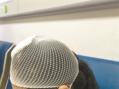 小区临街高楼边框坠落 路人头部被砸缝了8针