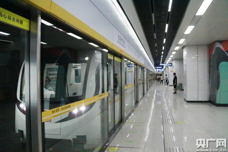 10月1日,列车驶入武汉地铁11号线东段一期光谷火车站(央广网记者 熊峰