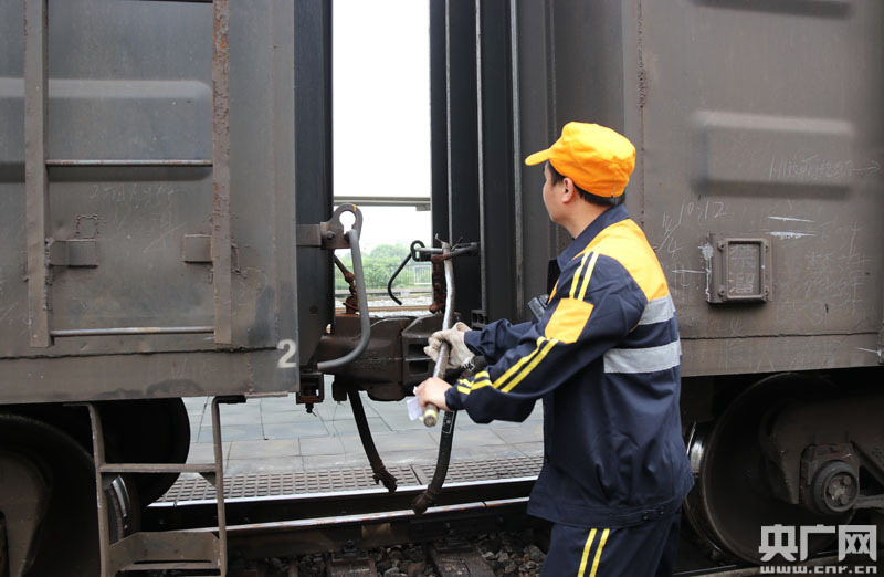 图为:提钩连接员解体车辆 央广网记者张卓 摄