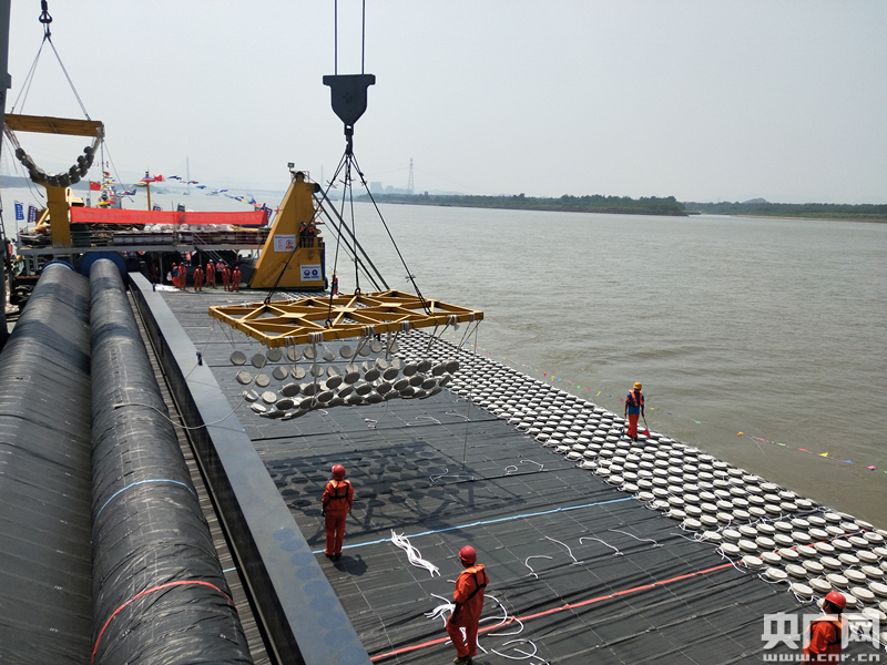 图为沉d型连锁软体排正在作业中 央广网记者黄炎秋 摄