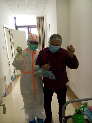 武汉2月2日消息(记者张卓 通讯员张春红 浦浙宁)江苏援鄂医疗队护士