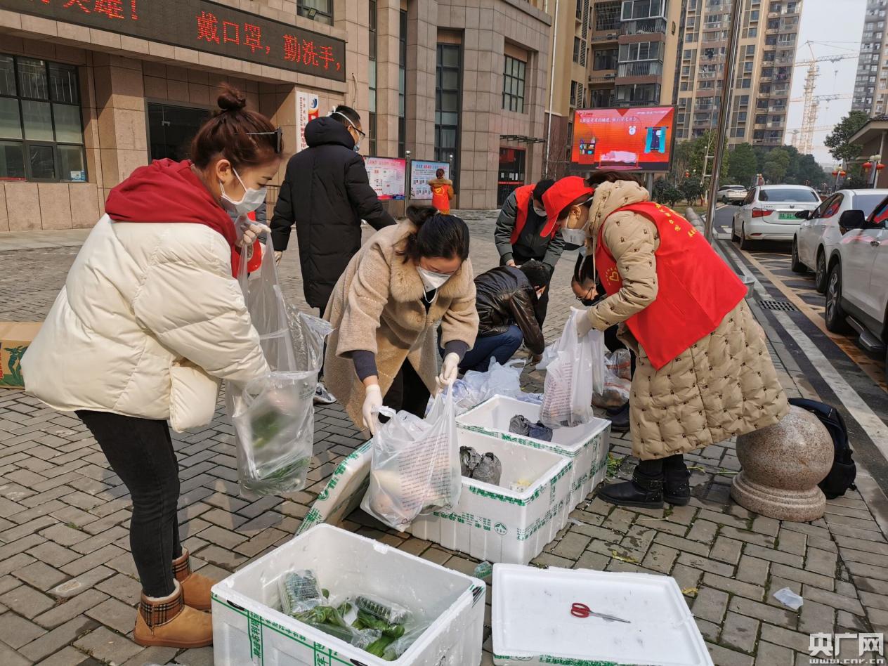 图为:刘宜带领社区工作人员和党员群众志愿者冲锋在疫情防控的第一线.