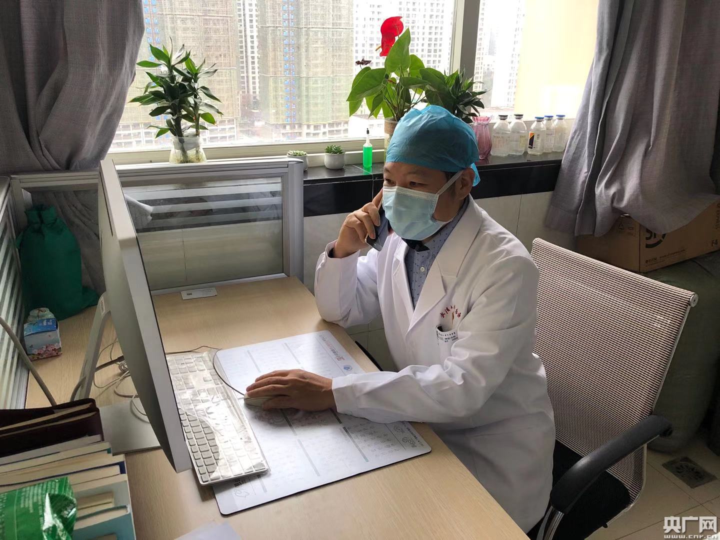 图为肖劲松在工作中 央广网发 武汉大学中南医院供图