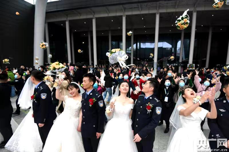 "2020汉警集体婚礼"举行 武汉公安38对新人喜结良缘
