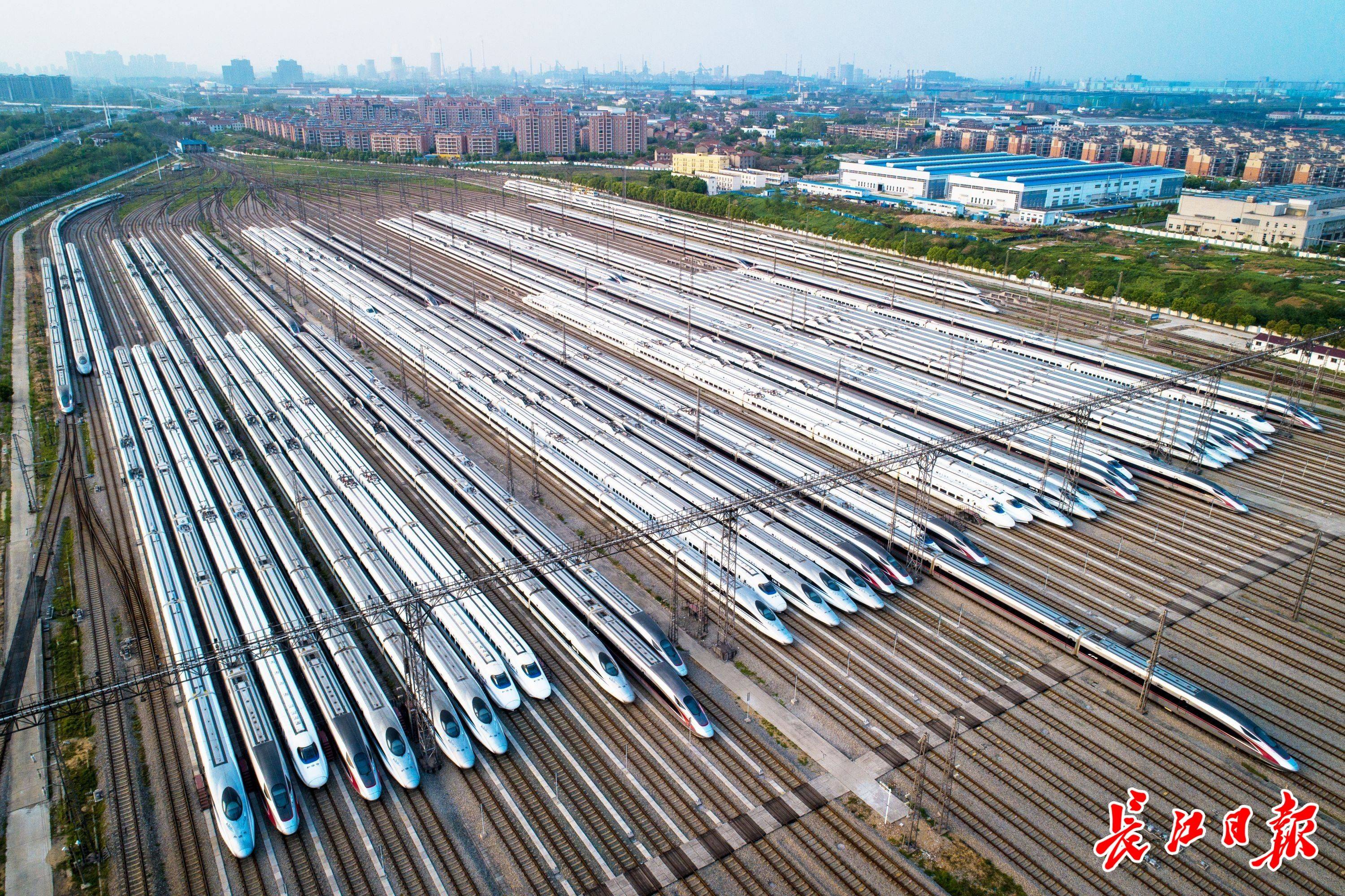 2020年4月7日,武汉动车段近百组动车整齐停放蓄势待发.记者任勇 摄