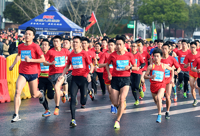 长沙城市马拉松开跑