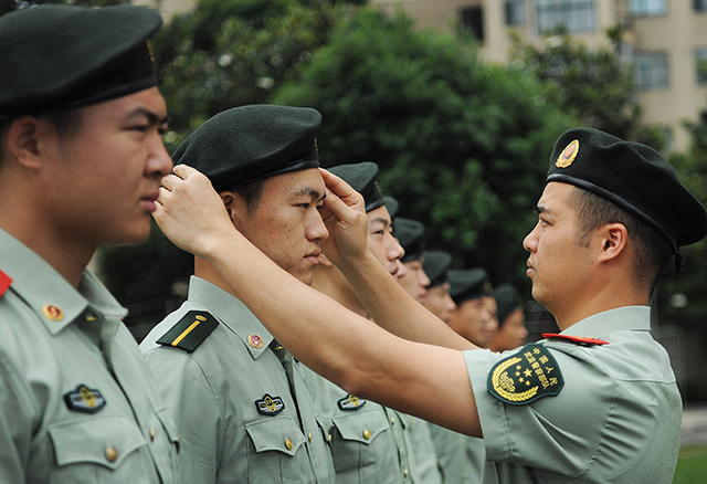5月24日,长沙市望城区公安消防中队,消防官兵在整理新配发的16武警