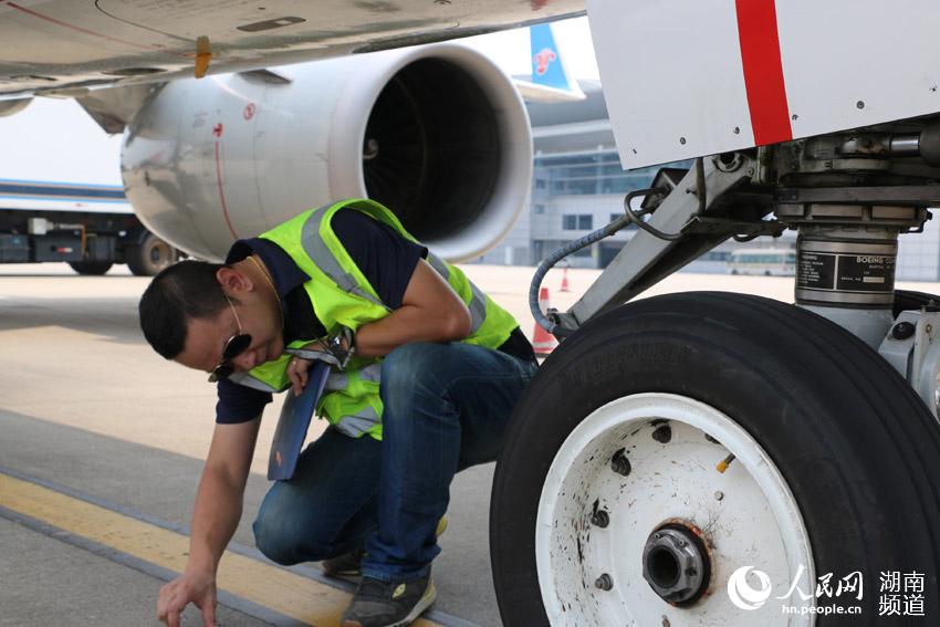 南航飞机工程师脚踩60℃高温 捍卫航班安全