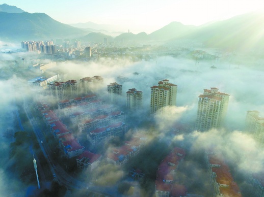 12月18日清晨,资兴市东江湾,云雾弥漫,建筑和山