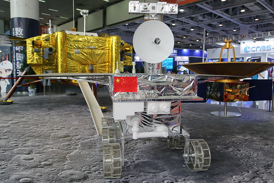 玉兔二号月球车模型.新华网记者 刘扬 摄