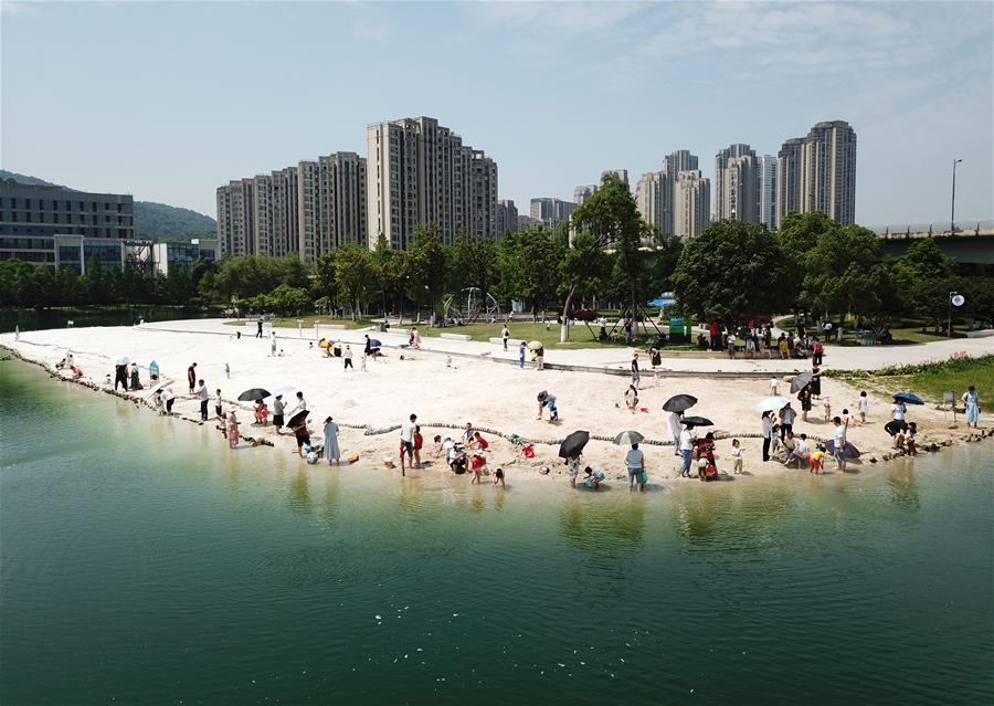 湖畔沙滩 亲子嬉戏