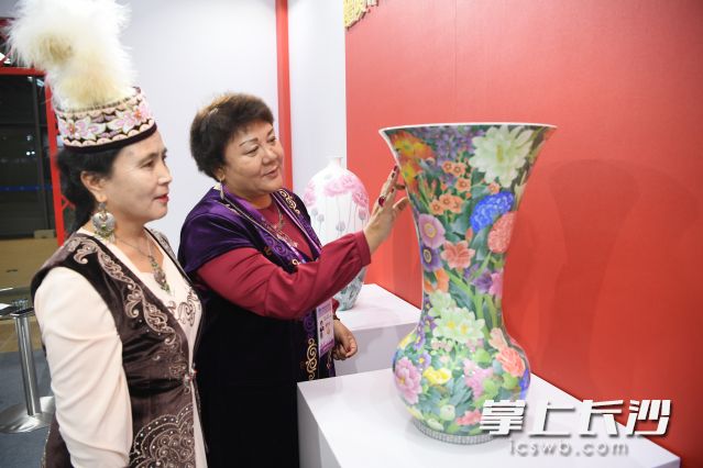 醴陵陶瓷亮相进博会“非物资文化遗产暨中华老字号”文化展