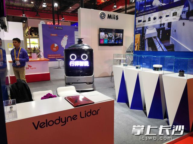 长沙行深智能科技有限公司自主研发的无人车家具——超影1000C亮相进博会。
