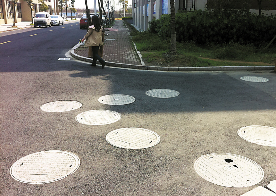 学校奇葩路3平米11井盖 学生:打地鼠or地道战?