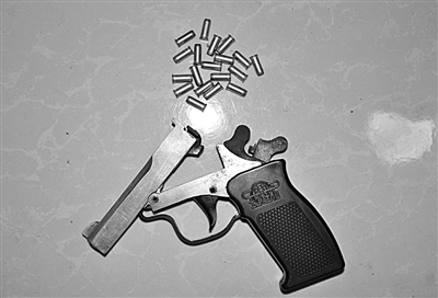 体育老师持发令枪夜抢加油站 自称抢劫还赌债