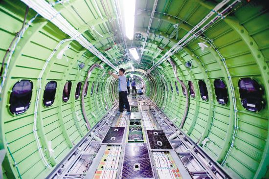 在中航沈飞民用飞机有限责任公司装配车间,技术工人正在装配庞巴迪q