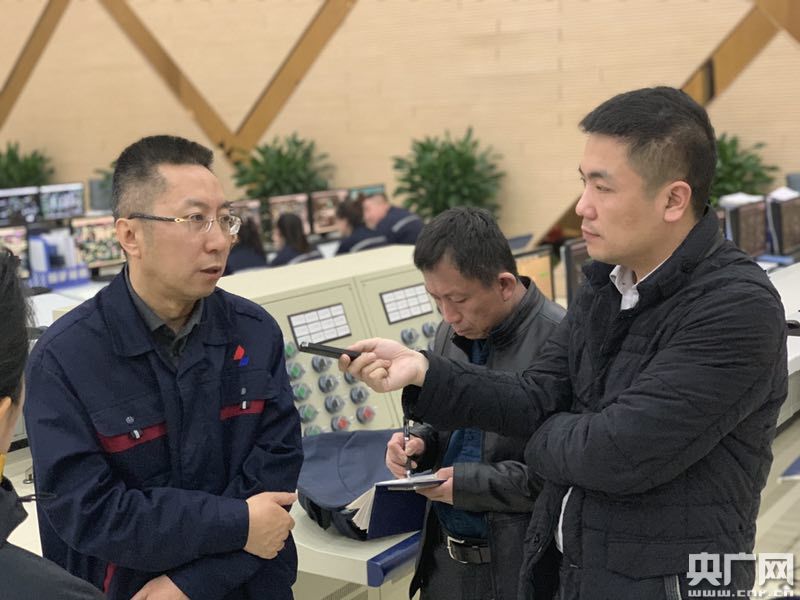 盘锦北方沥青燃料有限公司总经理龚鹏接受记者采访