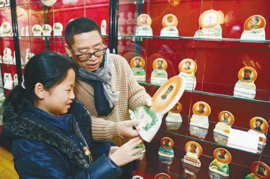 图片新闻  如今,李军珍藏的红色藏品数量已达到四万余件,除了毛泽东