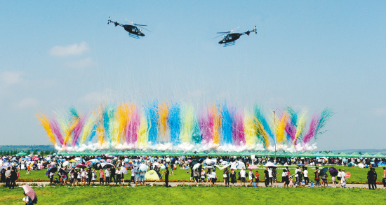 秀美财湖上演"水陆空"表演盛宴
