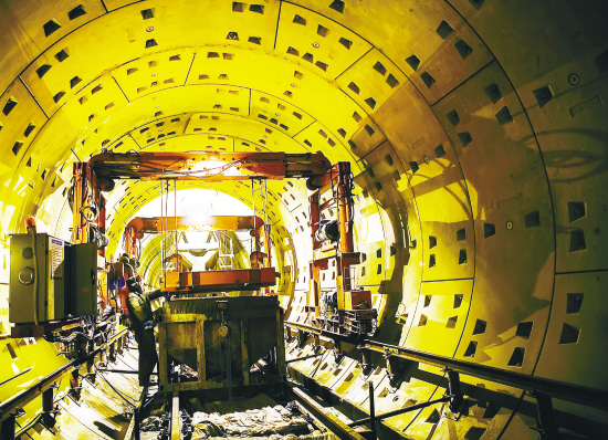 沈阳:冬季不停工 地铁铺轨忙