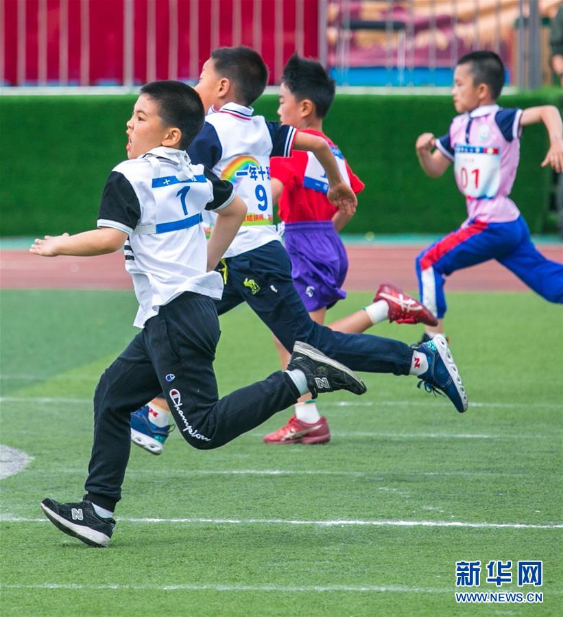 辽宁省大连市高新区中心小学的学生们在迎"六一"运动会中进行短跑比赛