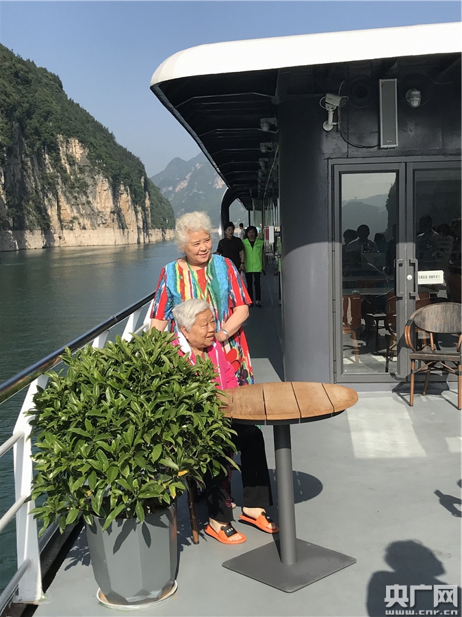 游三峡的银发老人(央广网发 马瑛摄)