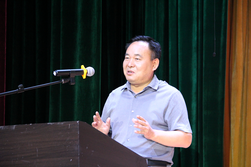 济南高新实验中学校长高一鸣叮嘱毕业生