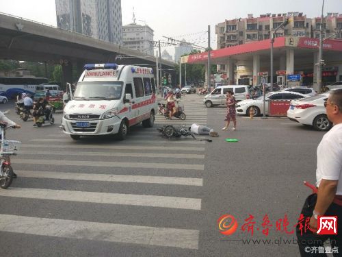 济南和平路二环东路路口车祸,电动车连人带车倒地被送医