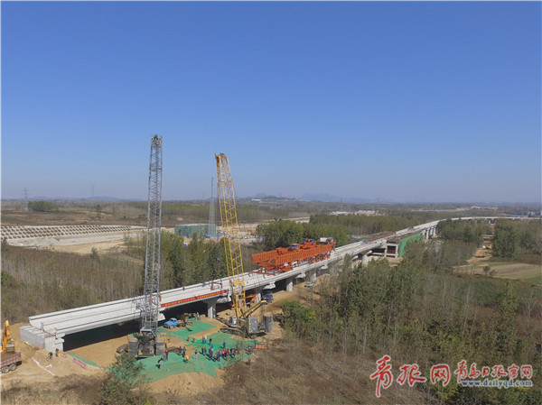1、航拍架设最后一片U型梁过程.jpg
