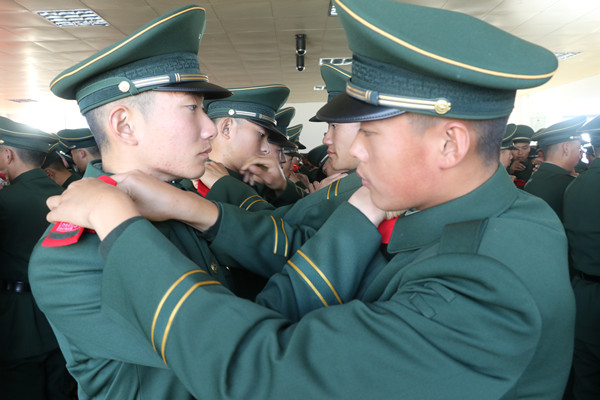 威海海警训练基地为数百名新兵授衔