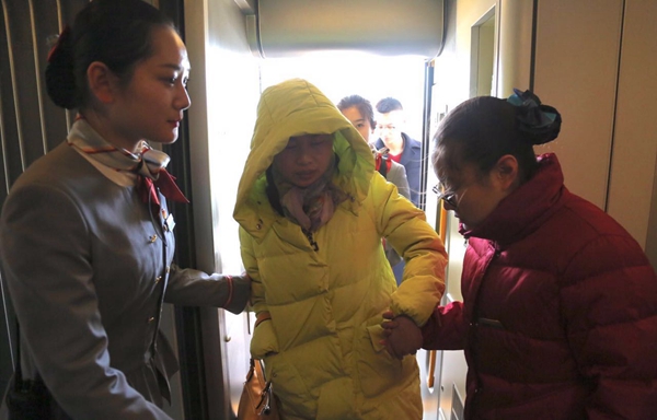 爱心接力,送盲人旅客平安回家