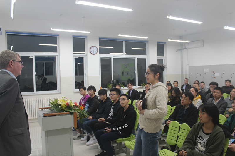 剑桥大学副校长来济与托马斯实验学校师生交流