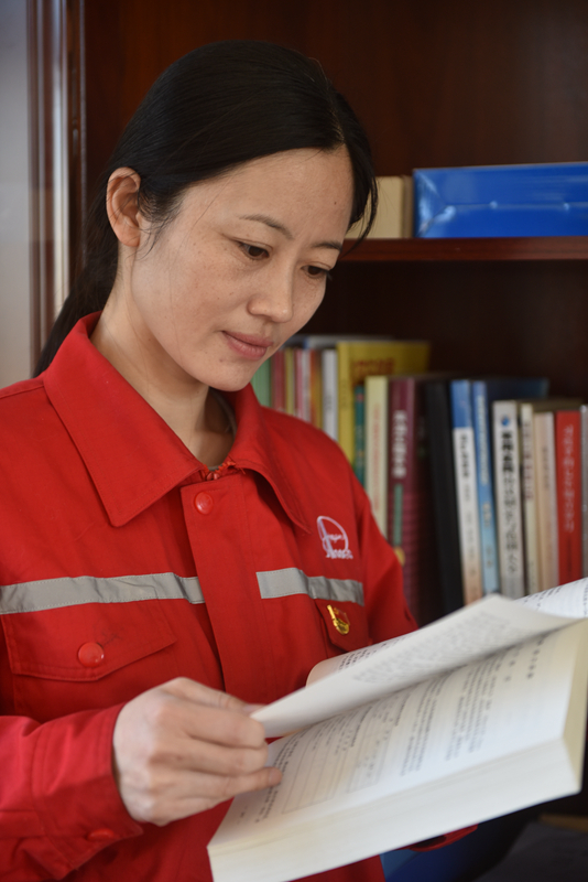 洒向油井都是爱记胜利油田河口厂注采403站党支部书记单芳