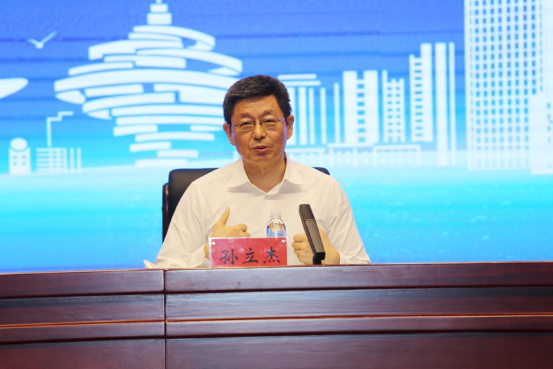 青岛市委常委,宣传部部长孙立杰主持会议并讲话.