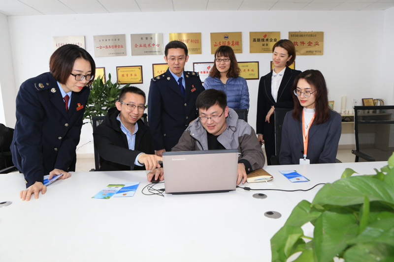 税收专家顾问指导企业进行申报(央广网发 通讯员供图)