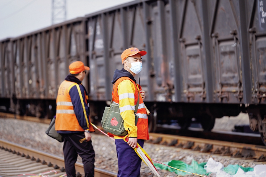 防护员正在进行紧张盯控,确保施工安全.(央广网发 通讯员供图)