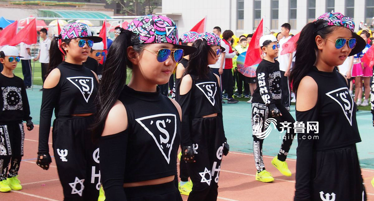 济南一小学运动会开幕 学生们秀可爱创意服装