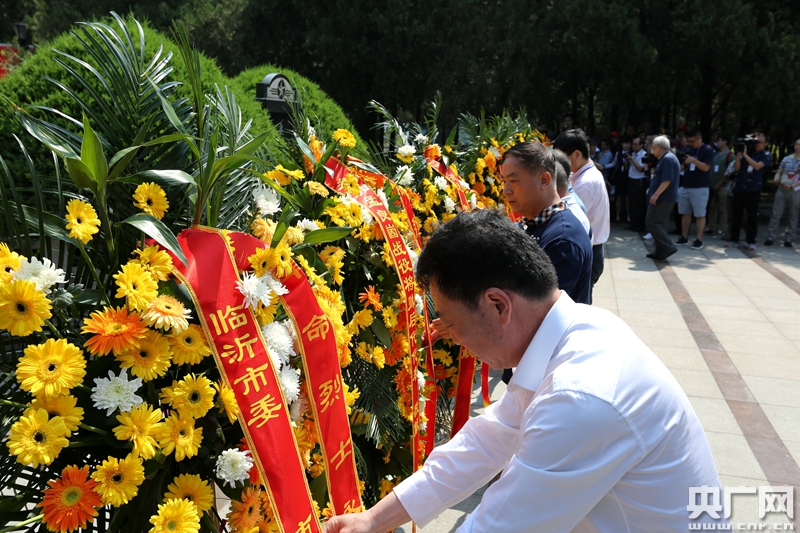 为烈士敬献花篮,整理绶带.(图/唐磊)