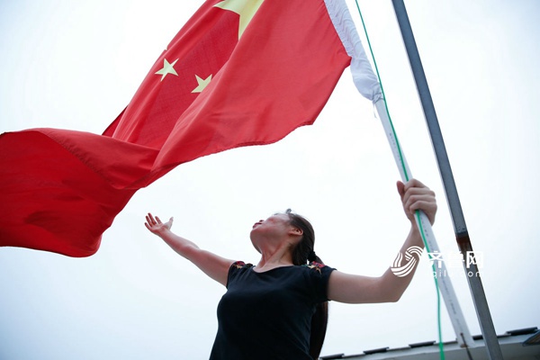 济宁女文艺兵退伍五年坚持每天升国旗