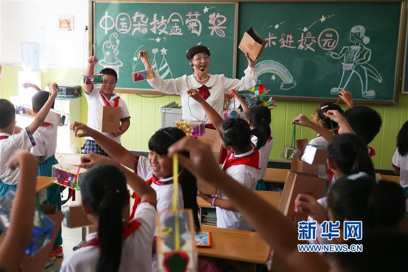 山东蓬莱:魔术表演进校园