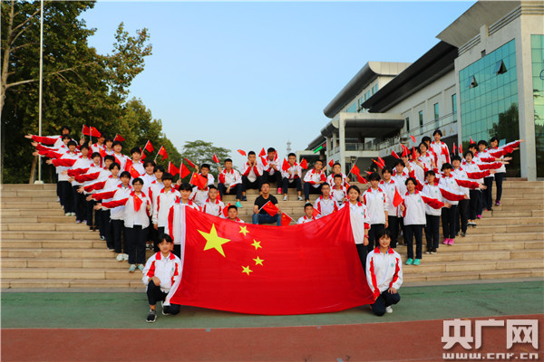 济南高中生摆创意造型迎国庆