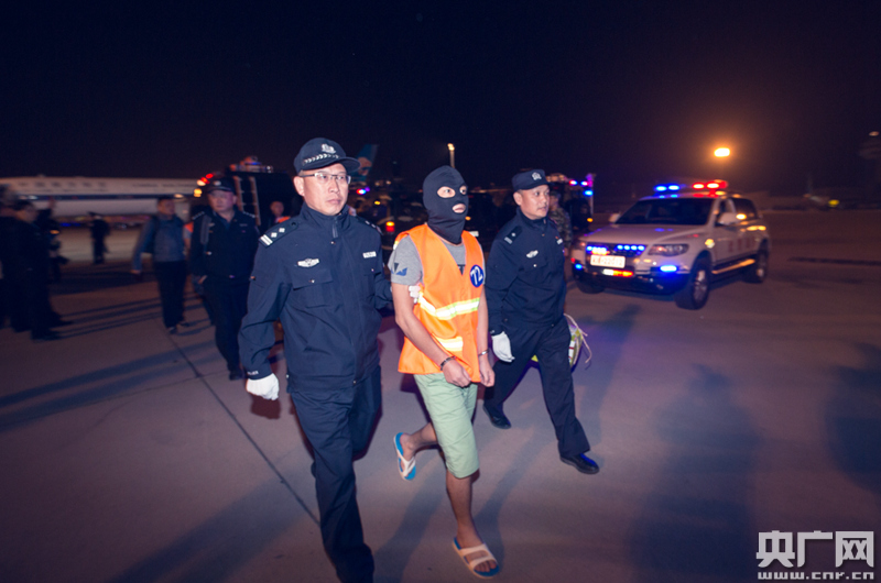 济南:74名电信网络诈骗犯罪嫌疑人从柬埔寨被押解回国