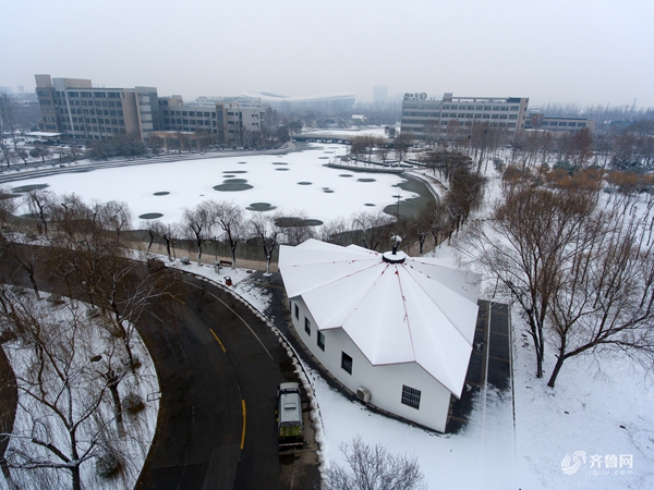 航拍聊城大学2018初雪 银装素裹美如画