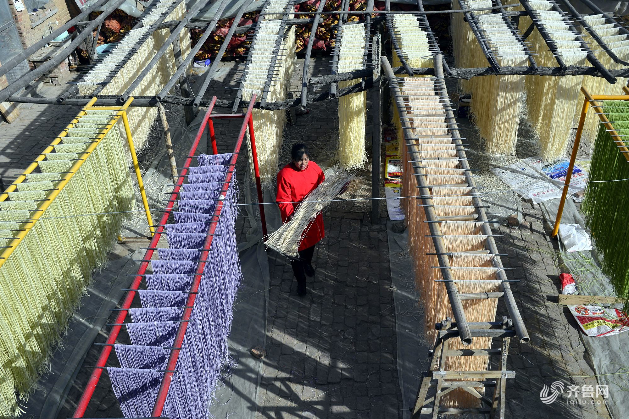 聊城村民忙晾晒蔬菜面条 加工房场面壮观