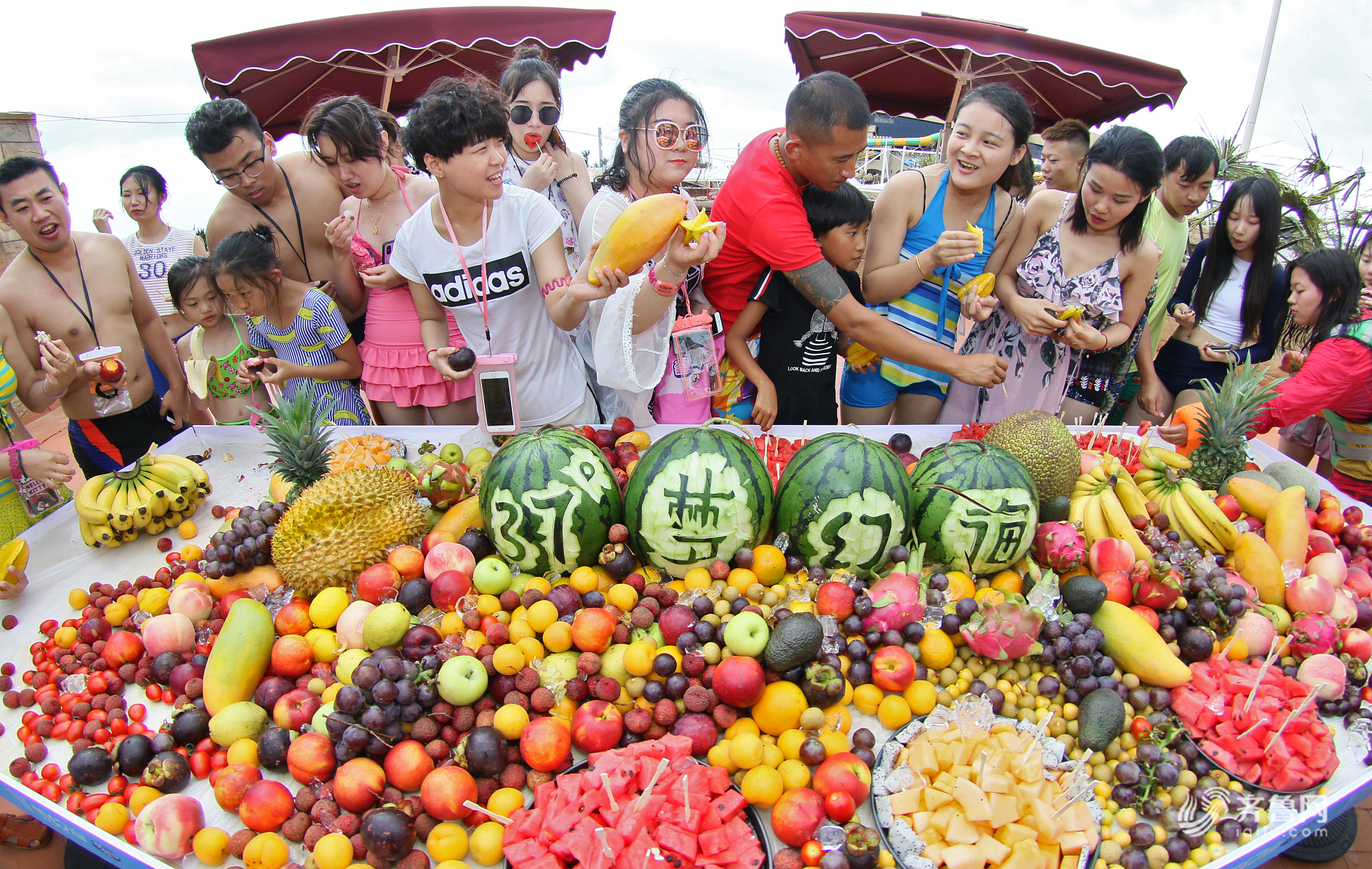 烟台:游客品尝水果宴 甜蜜清爽过大暑
