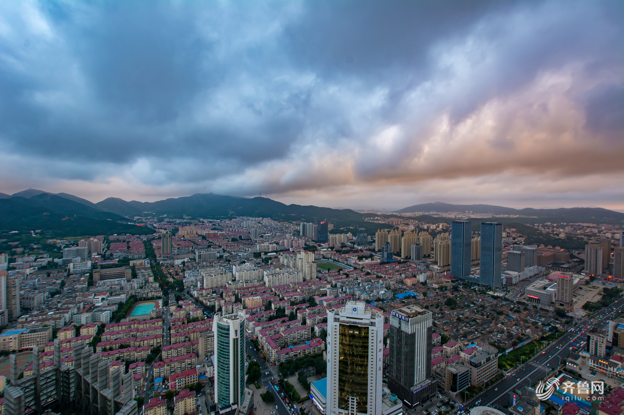 烟台黑云压城映衬夕阳 天际线"分层"明显