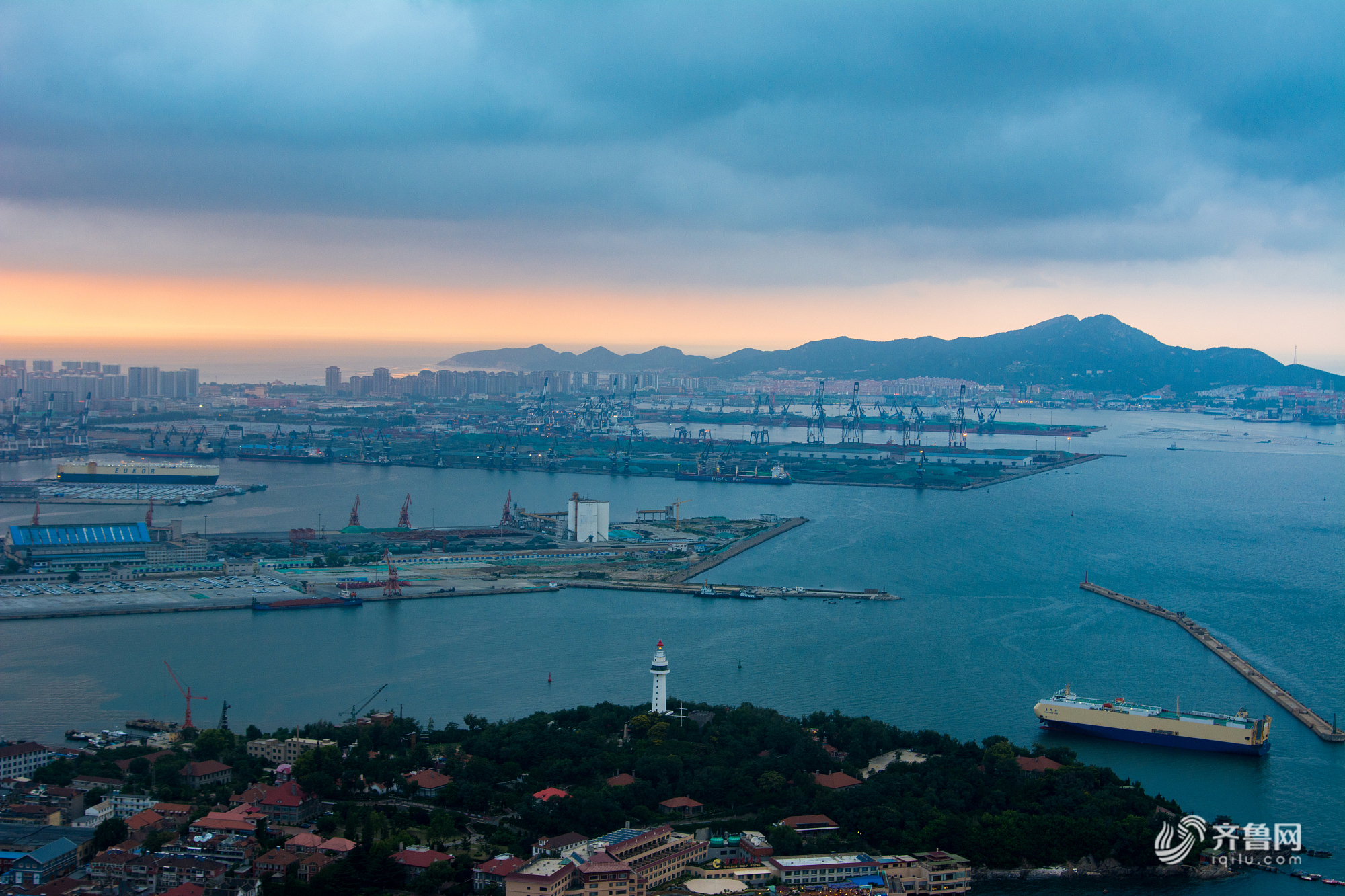 烟台黑云压城映衬夕阳 天际线"分层"明显