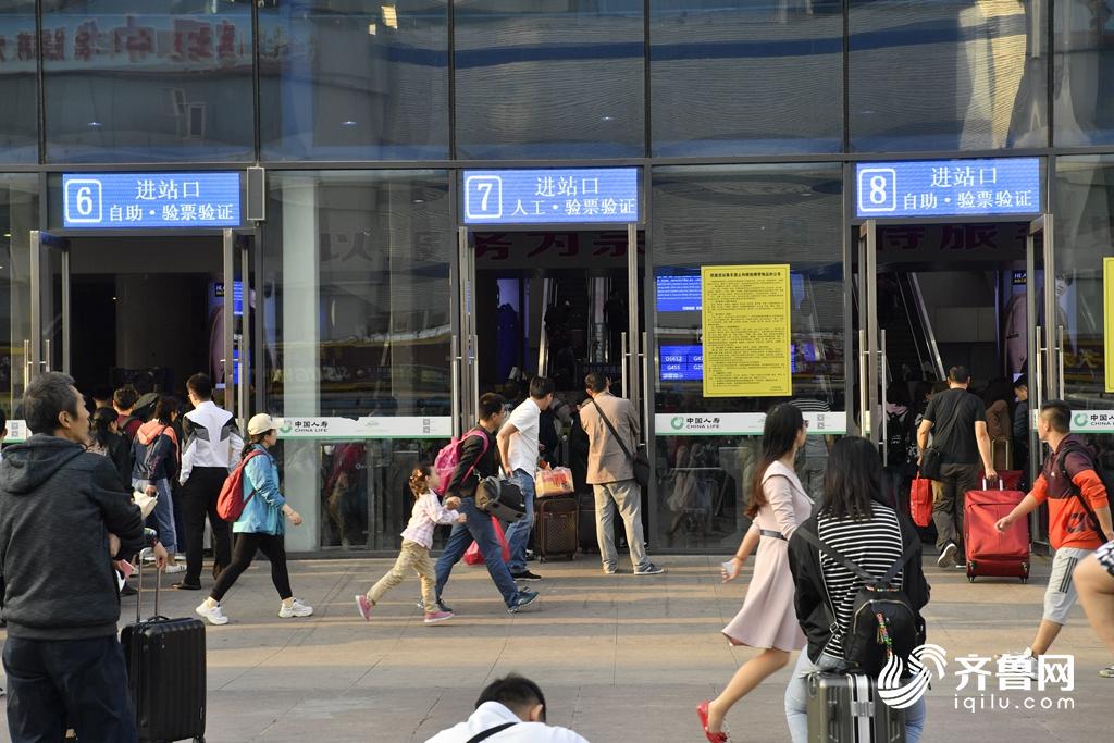 济南火车站迎返程高峰 进站口广播实时导流温暖乘客