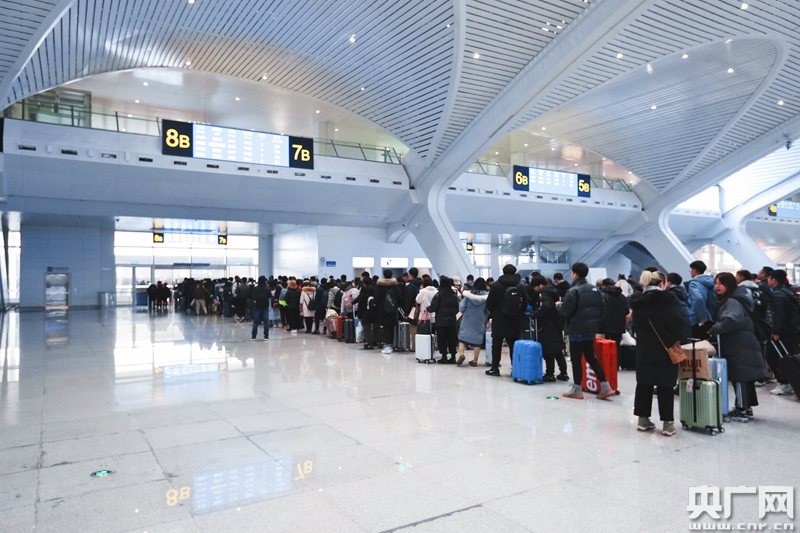 镜头丨看表演听吐槽记者带你感受不一样的春运